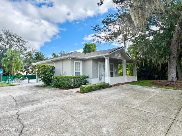 a view of backyard of the house