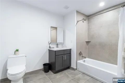 $2,800 | 10 Commerce Court, Unit 10J, Newark, NJ 07102