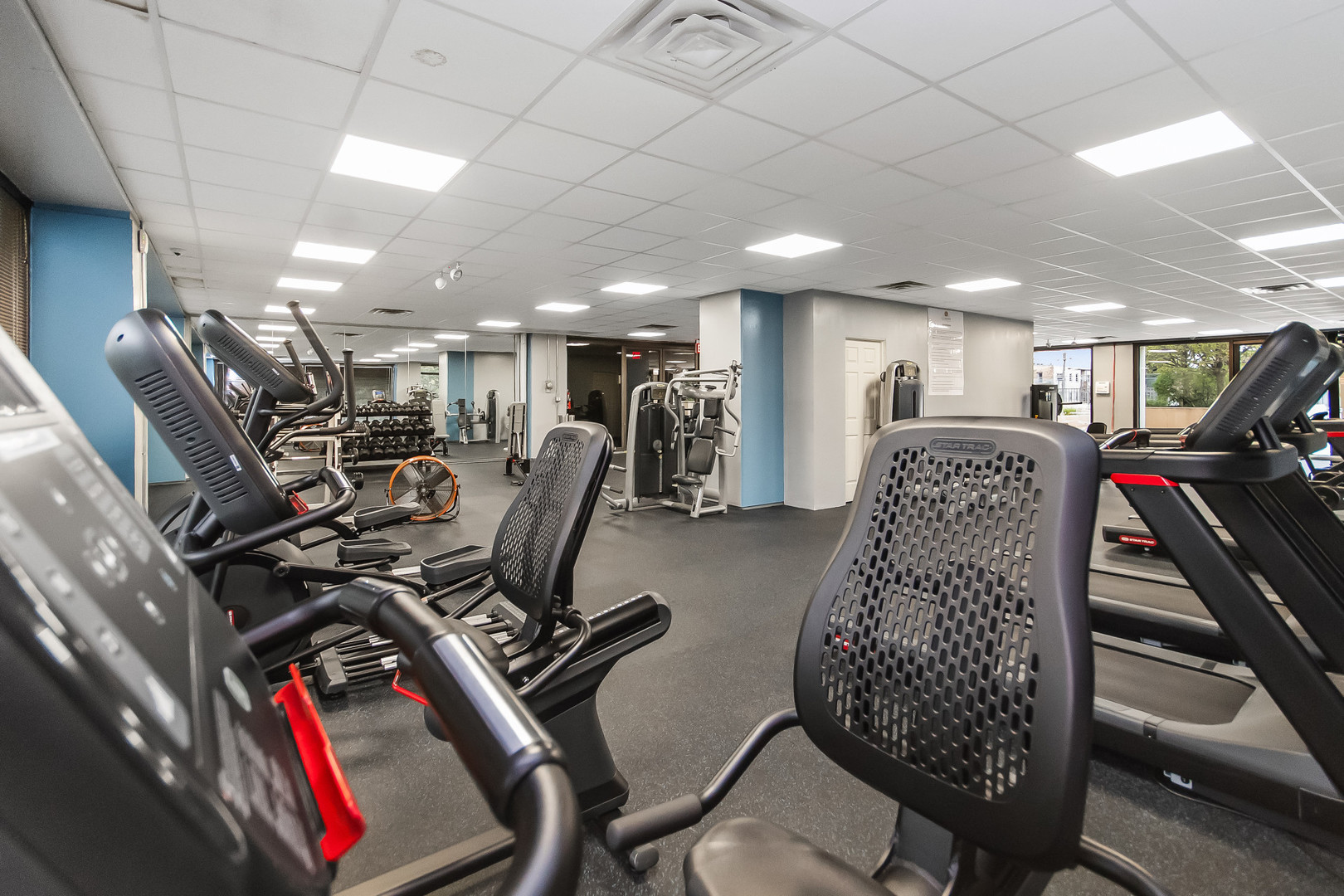 4343 North Clarendon Avenue, Unit 2613 Chicago, IL 60613 - Photo 14 of 15 a view of a room with gym equipment