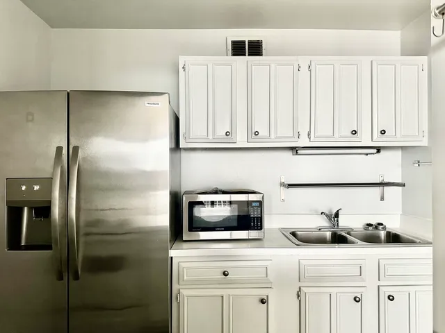 $160,000 | 4343 North Clarendon Avenue, Unit 2613, Chicago, IL 60613