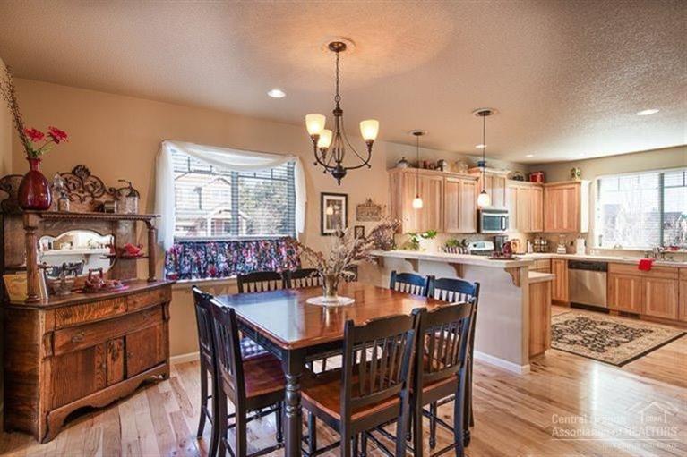 61289 Splendor Lane Bend, OR 97702 - Photo 7 of 25 Easy to entertain in this open floor pla