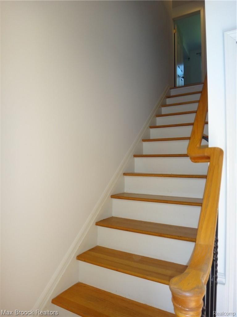 2750 Mohawk Lane Rochester, MI 48306 - Photo 20 of 32 Hardwoods even on the stairs