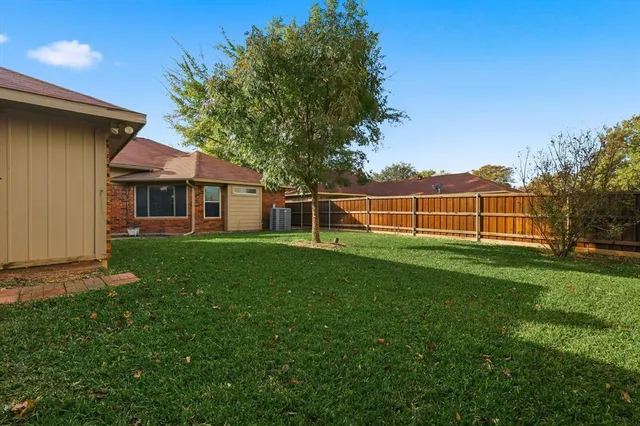 a view of a house with a backyard