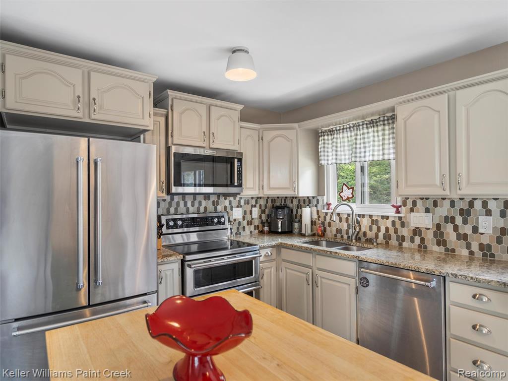 1377 Ruby Avenue Rochester Hills, MI 48309 - Photo 10 of 34