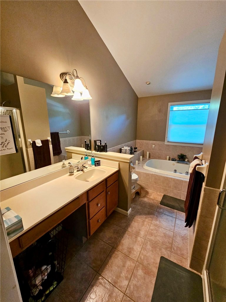 902 Copper Kettle Road Webster, NY 14580 - Photo 18 of 29 En suite bathroom w/ vaulted ceilings