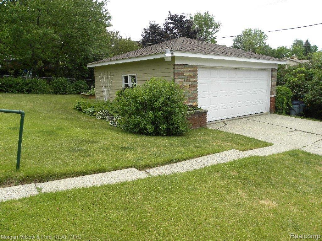 3563 Shaddick Road Waterford, MI 48328 - Photo 6 of 16 Garage.jpg