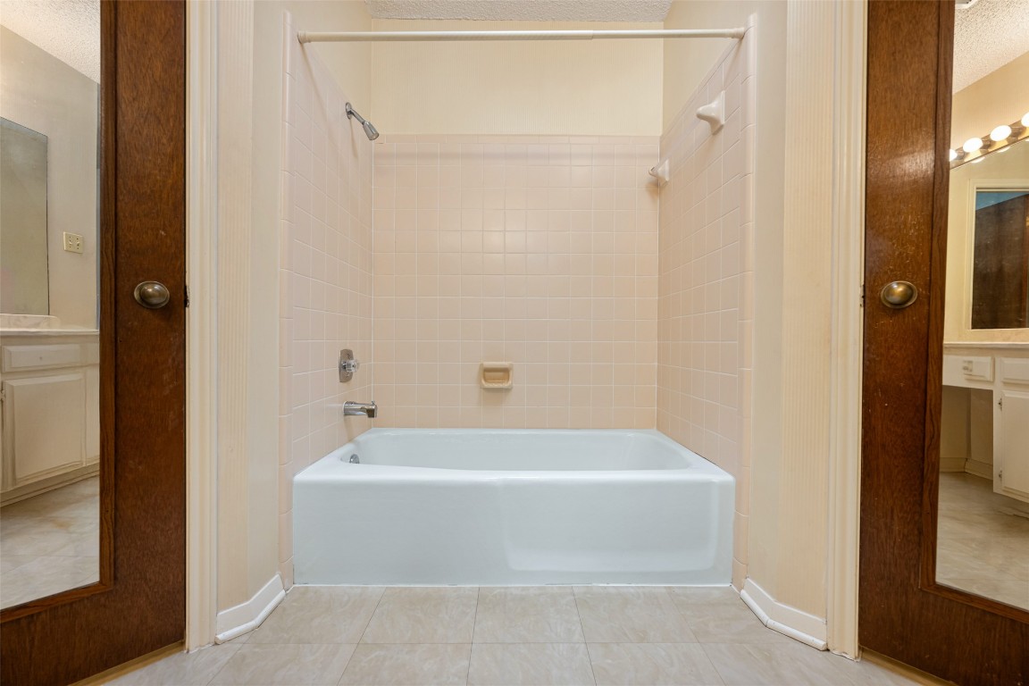 9424 El Rey Boulevard Austin, TX 78737 - Photo 17 of 35 a bathroom with a bathtub
