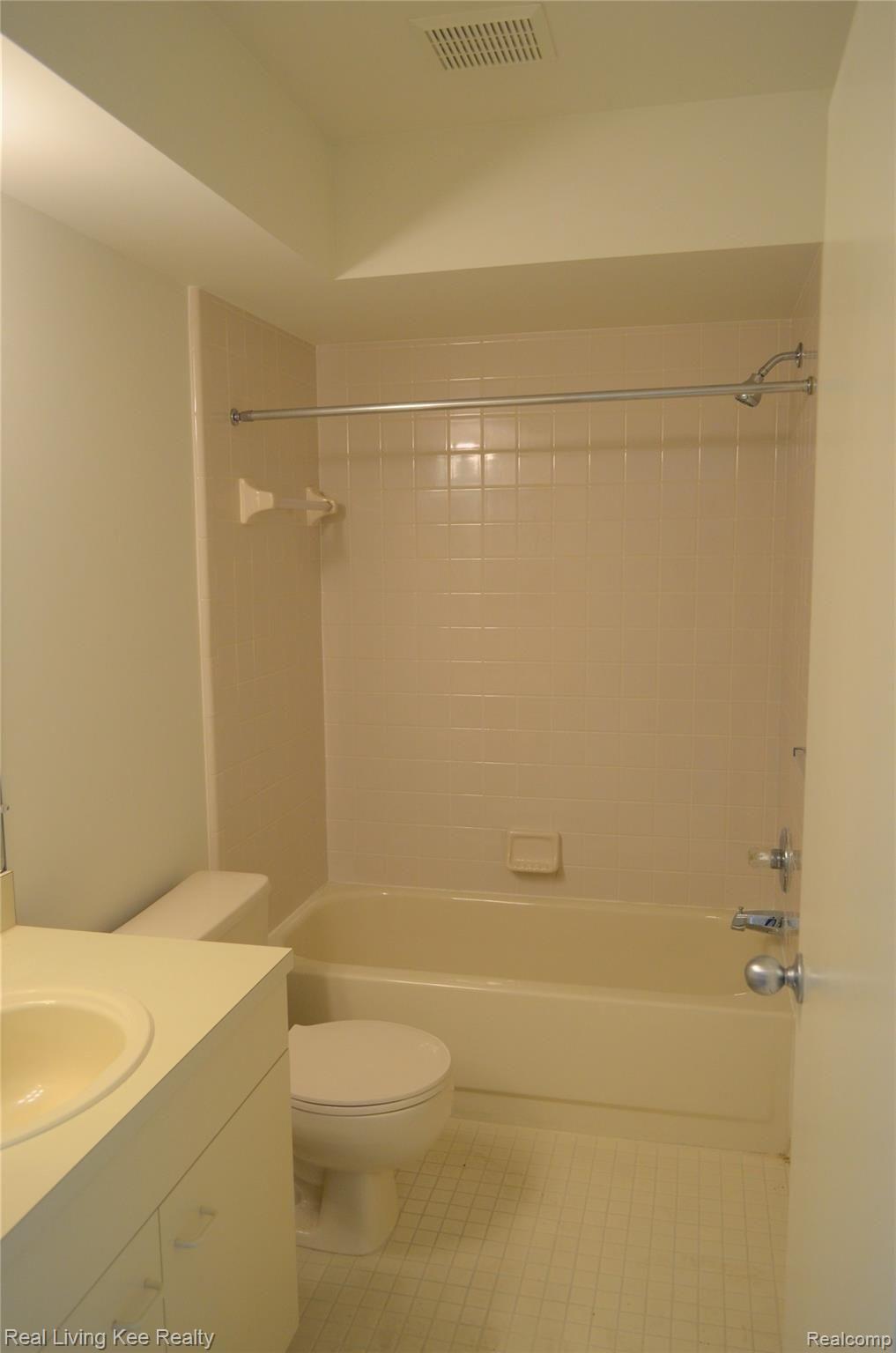 688 Charing Court Rochester, MI 48307 - Photo 15 of 20 DSC_0531 (2).JPG