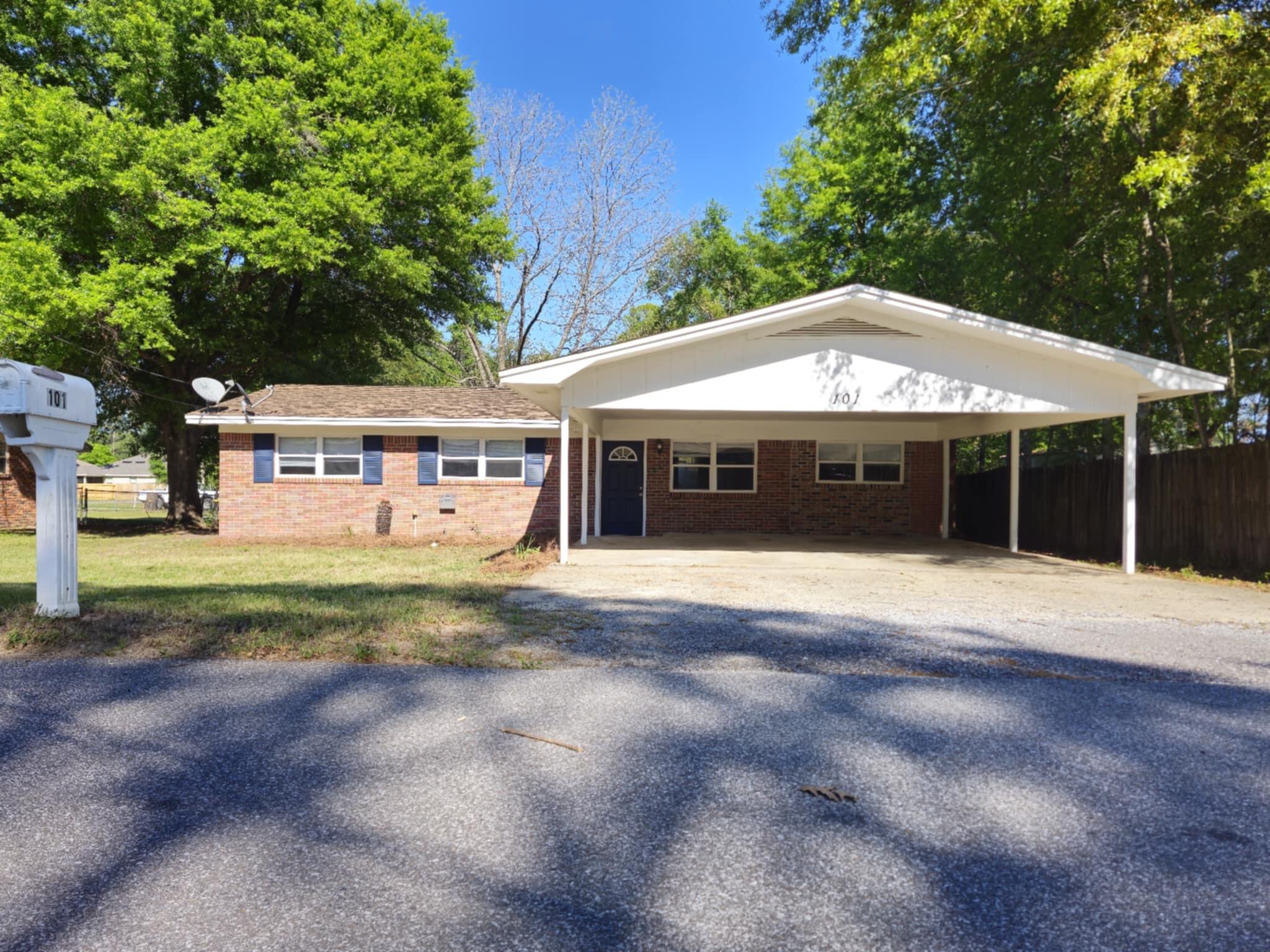 101 Blaylock Street Crestview, FL 32539 - Photo 2 of 21 8fb795d5-2138-47fa-ac88-88b866de1bf5