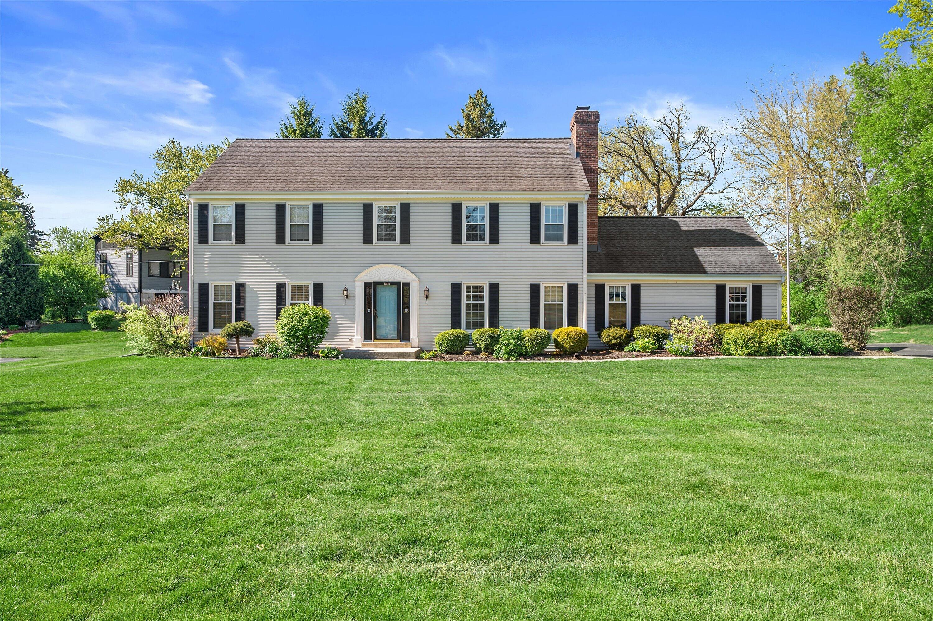 20845 Hunters Run Brookfield, WI 53045 - Photo 1 of 33 Front