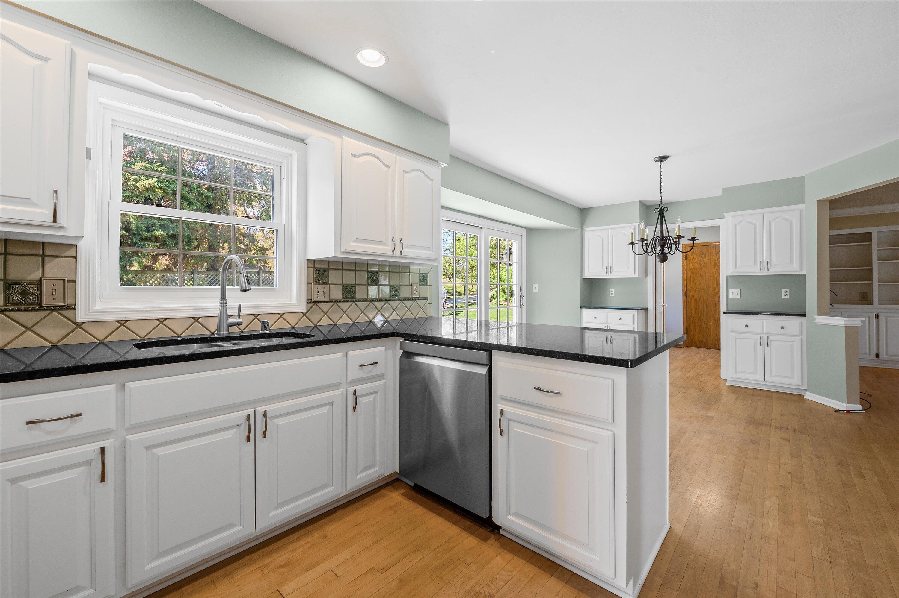 20845 Hunters Run Brookfield, WI 53045 - Photo 11 of 33 Kitchen