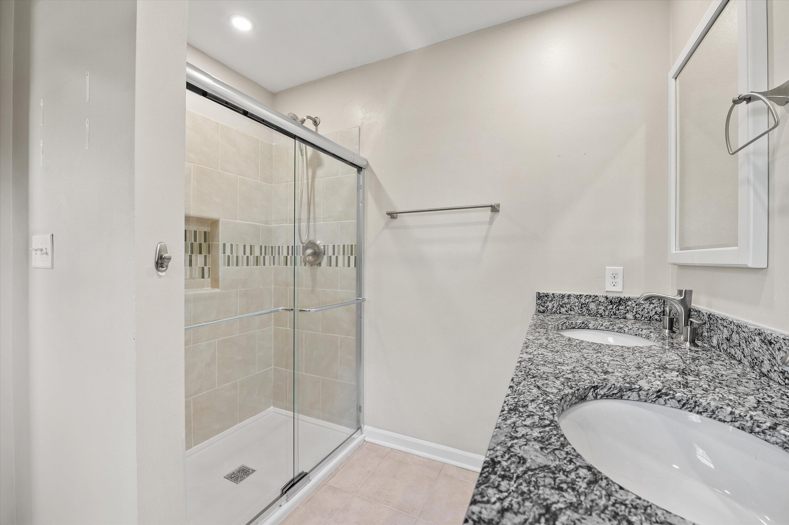 20845 Hunters Run Brookfield, WI 53045 - Photo 20 of 33 Full Bathroom