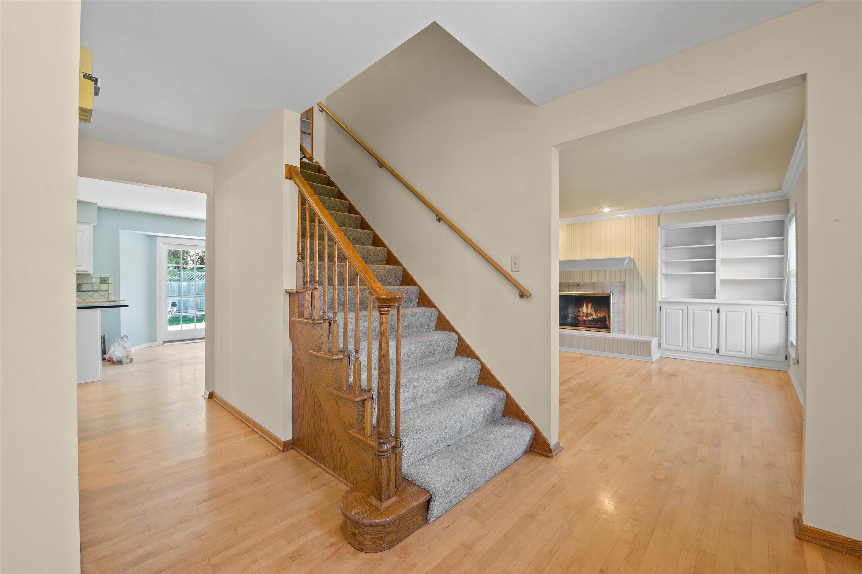 20845 Hunters Run Brookfield, WI 53045 - Photo 2 of 33 Foyer