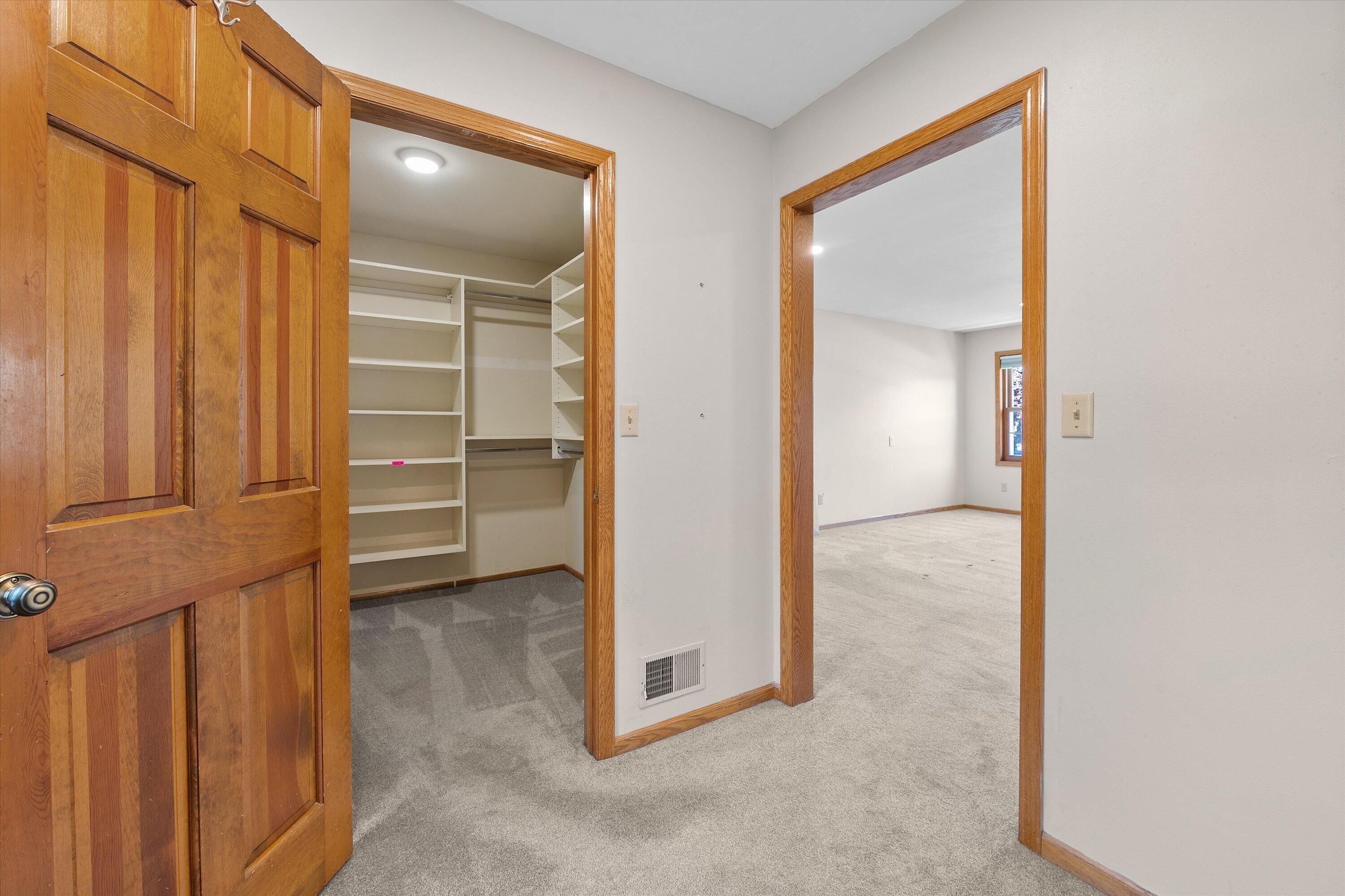 20845 Hunters Run Brookfield, WI 53045 - Photo 21 of 33 Walk-in Closet