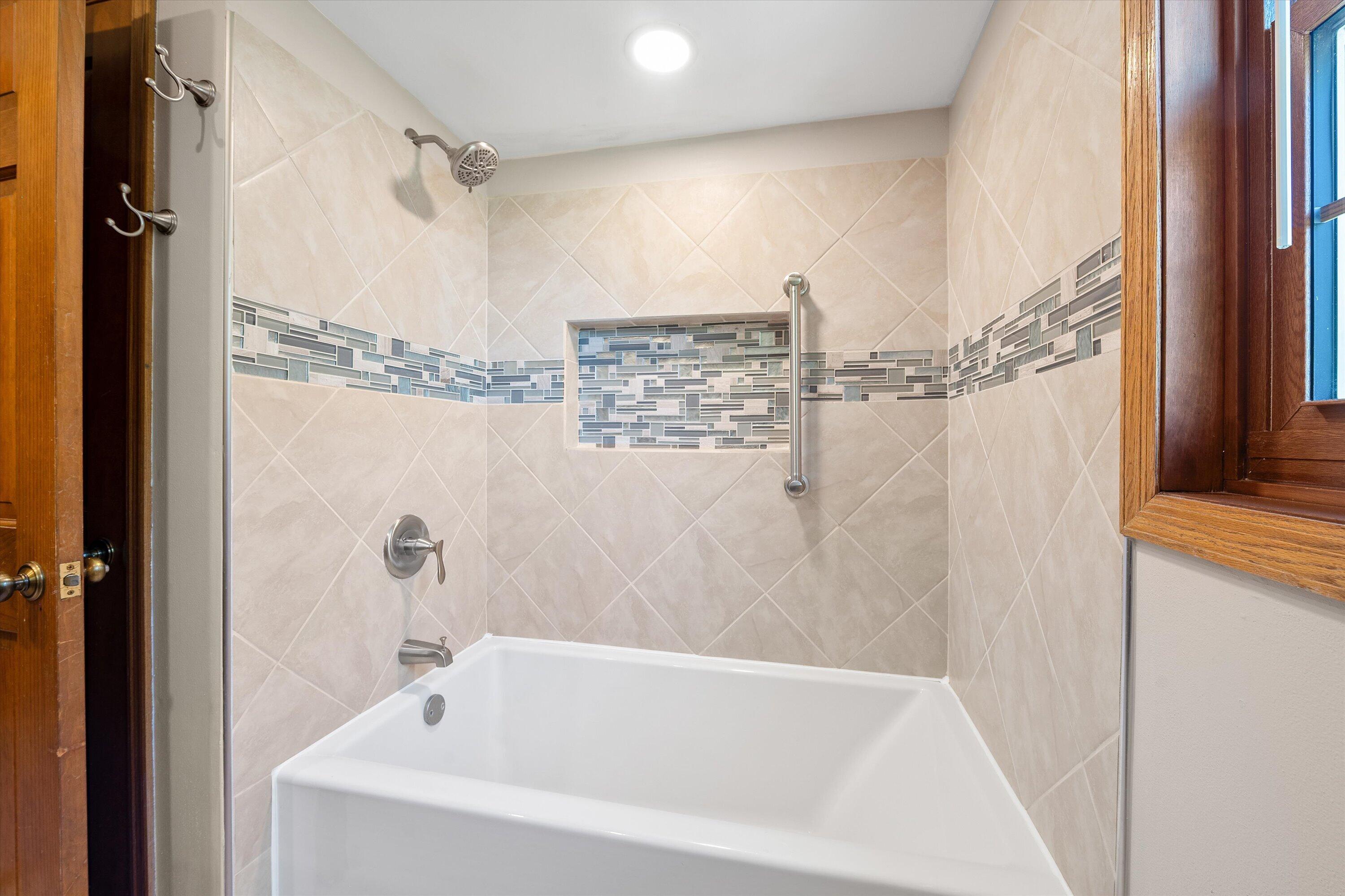 20845 Hunters Run Brookfield, WI 53045 - Photo 27 of 33 Full Bathroom
