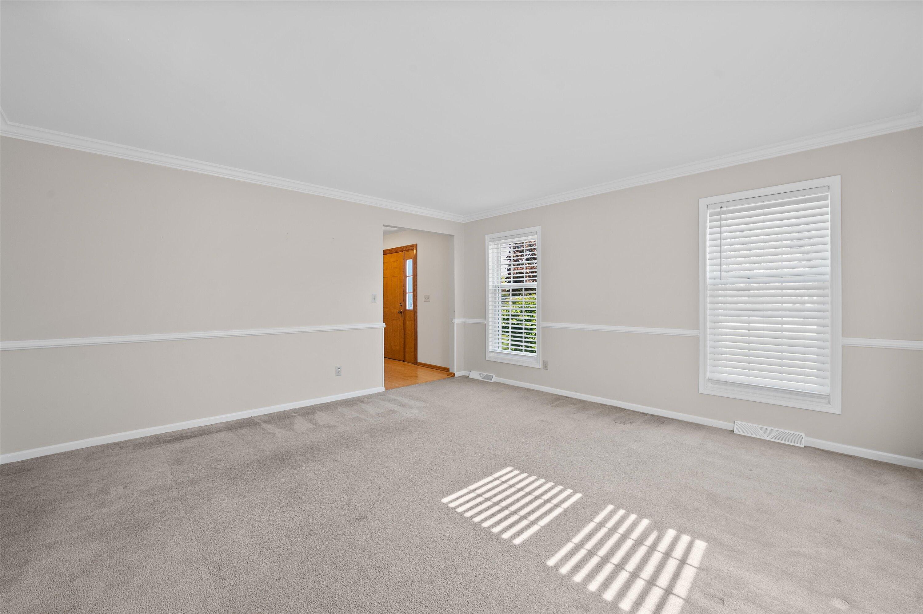 20845 Hunters Run Brookfield, WI 53045 - Photo 5 of 33 Living Room