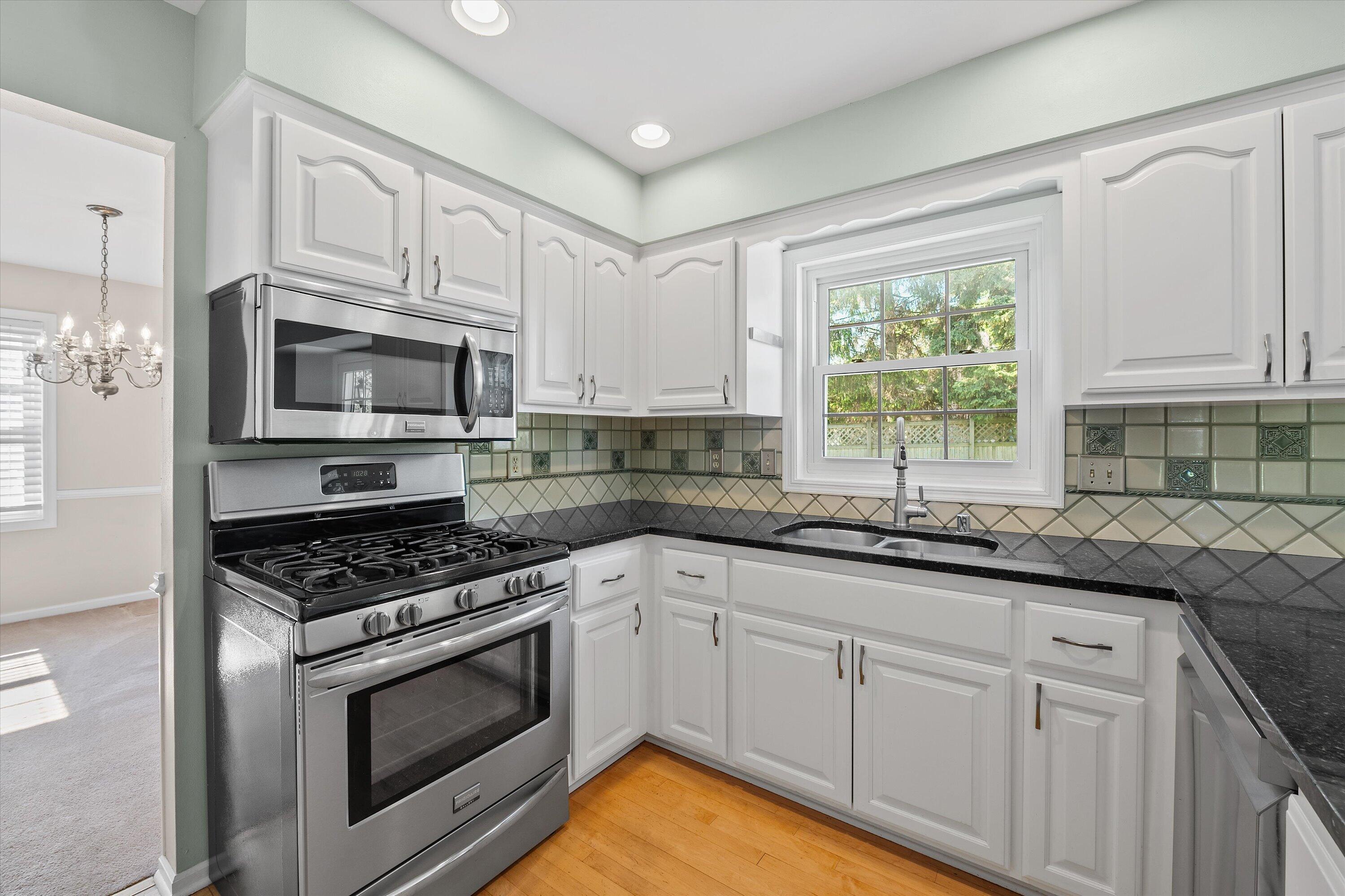 20845 Hunters Run Brookfield, WI 53045 - Photo 8 of 33 Kitchen