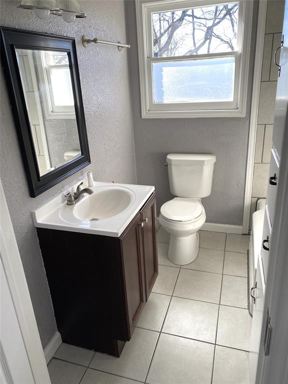704 Scurlock Street Grandview, TX 76050 - Photo 6 of 11 a bathroom with a sink toilet and mirror