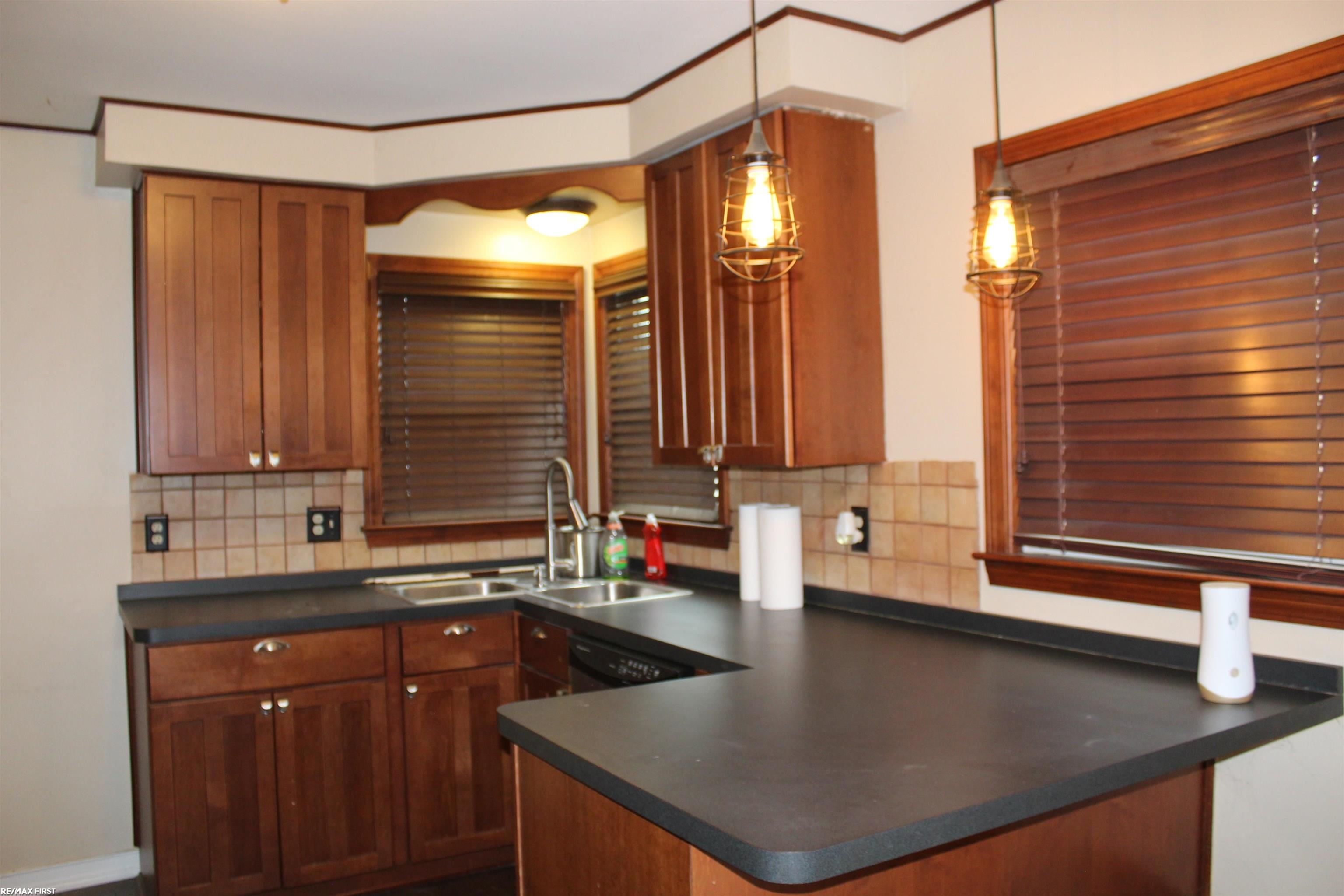 26090 Hayes Road Roseville, MI 48066 - Photo 11 of 19 Gallery Image 11