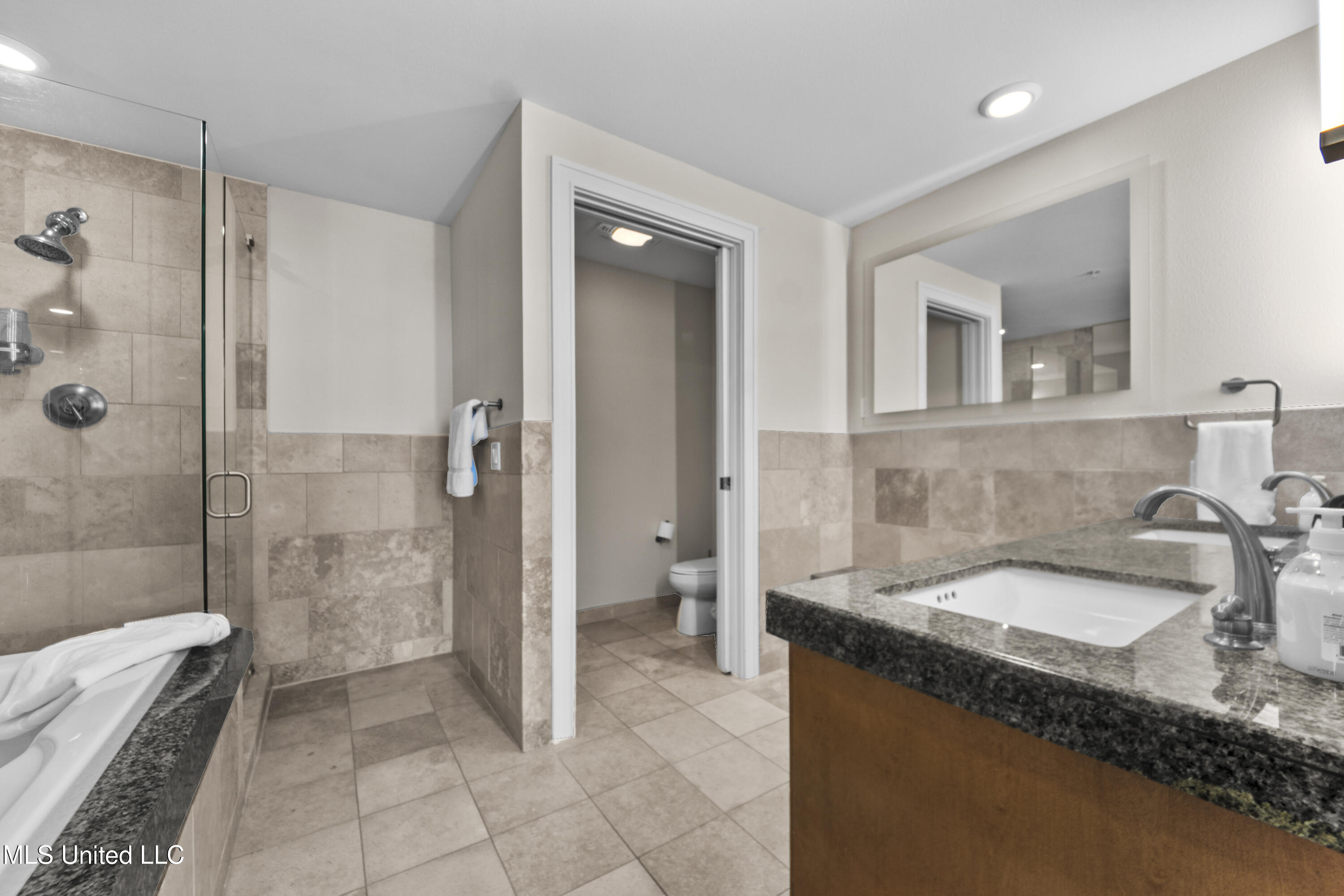 2060 Beach Boulevard, Unit 1206 Biloxi, MS 39531 - Photo 19 of 33 _MG_6276