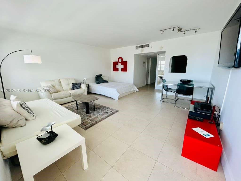 100 Lincoln Road, Unit 1009 Miami Beach, FL 33139 - Photo 2 of 10 Photo 2