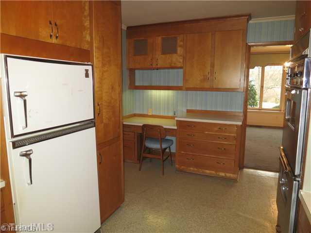 309 Deerglade Road Northwest Winston-Salem, NC 27104 - Photo 6 of 16 Kitchen.