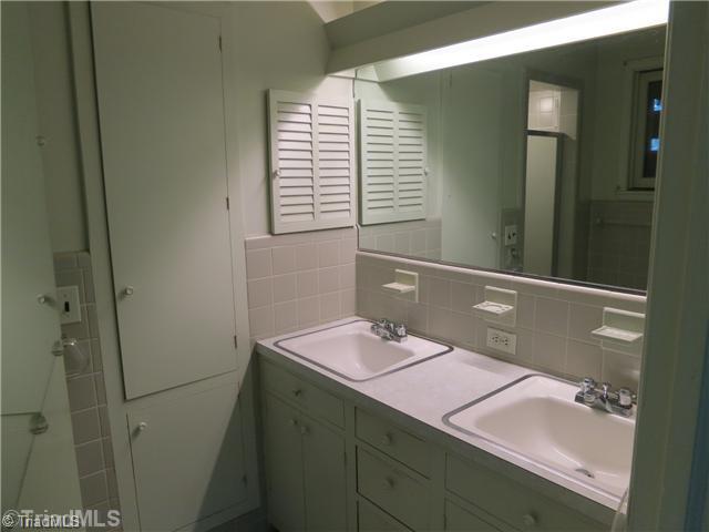 309 Deerglade Road Northwest Winston-Salem, NC 27104 - Photo 10 of 16 Master Bath/Spa.