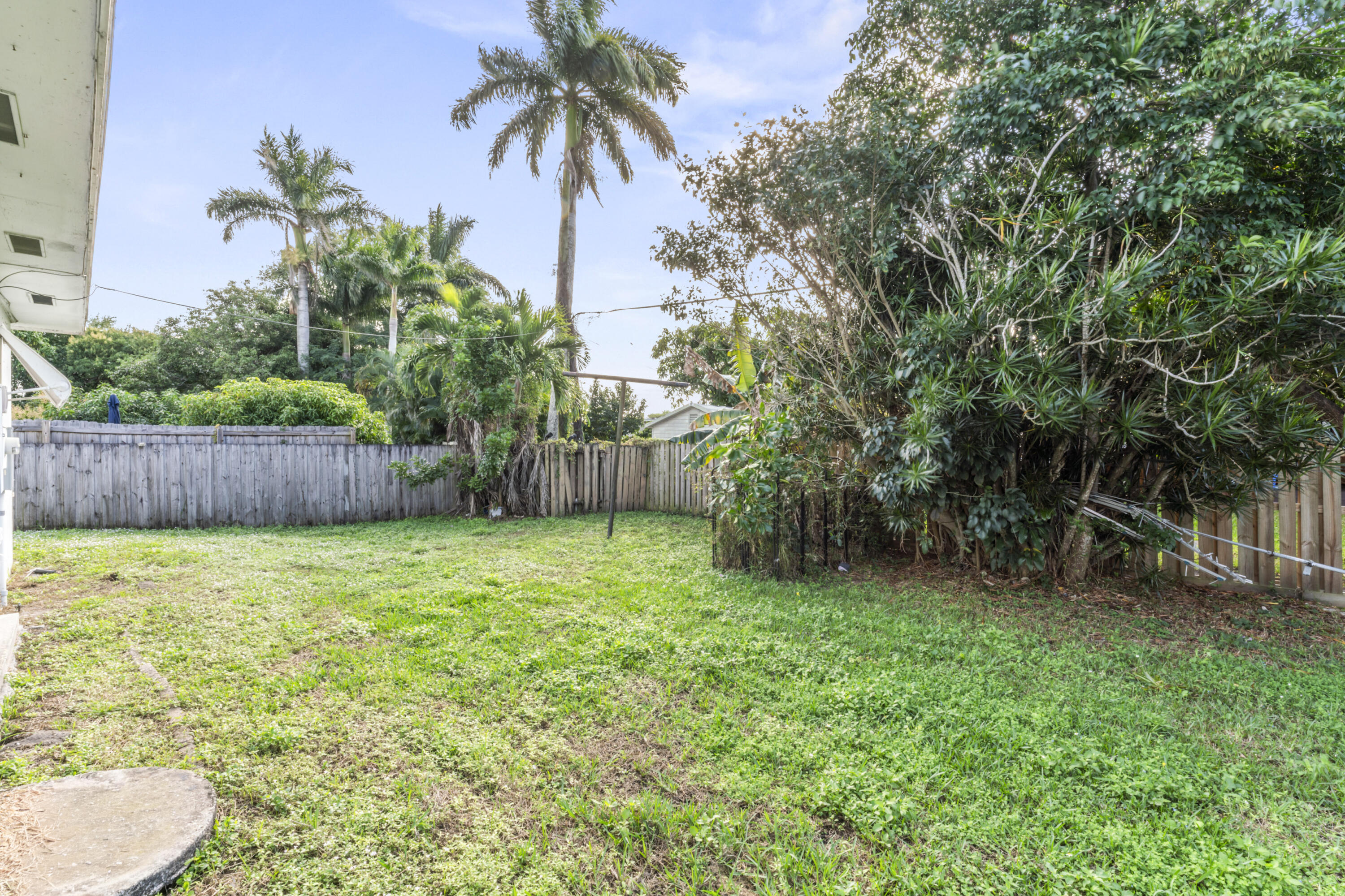 337 East Lake Road Palm Springs, FL 33461 - Photo 18 of 26 a backyard of a house with lots of green space