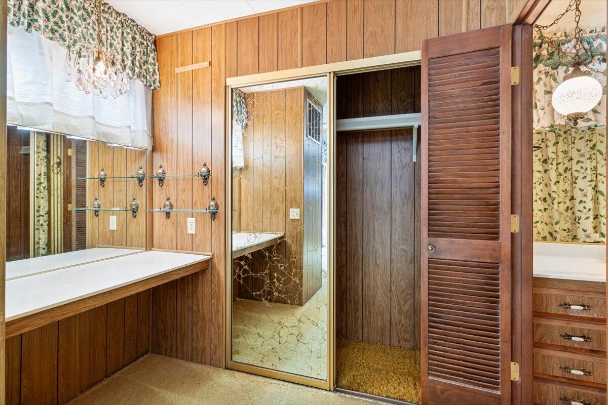 3955 South Stage Road, Unit 7 Medford, OR 97501 - Photo 24 of 36 Primary Bedroom/Bathroom with extra closet