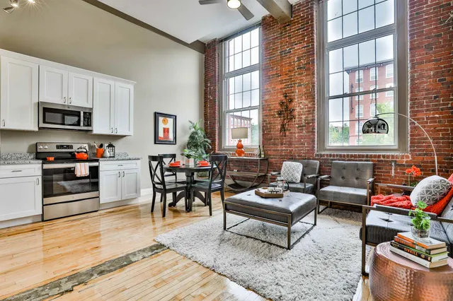 $2,285 | 670 North Commercial Street, Unit 11, Manchester, NH 03101