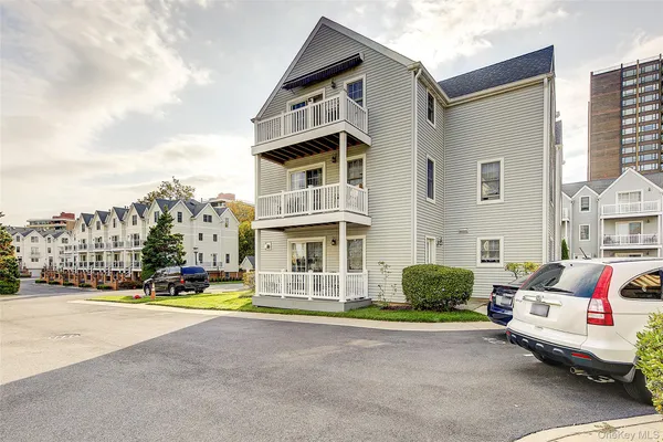 $878,000 | 168-03 Powells Cove Boulevard, Unit 13 | Beechhurst