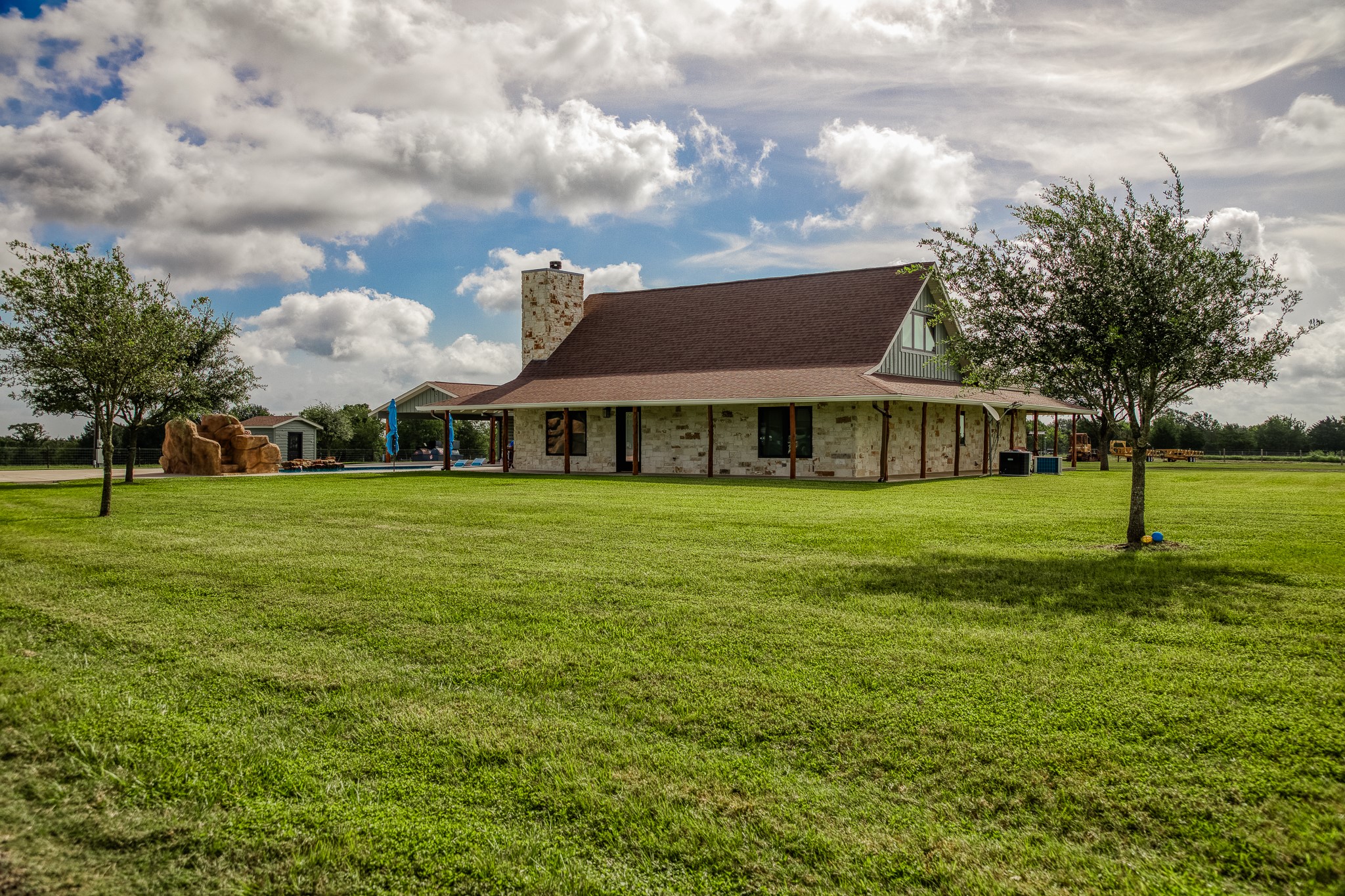 18581 William Penn Road Washington, TX 77880 - Photo 30 of 49 a view of house that has a big yard