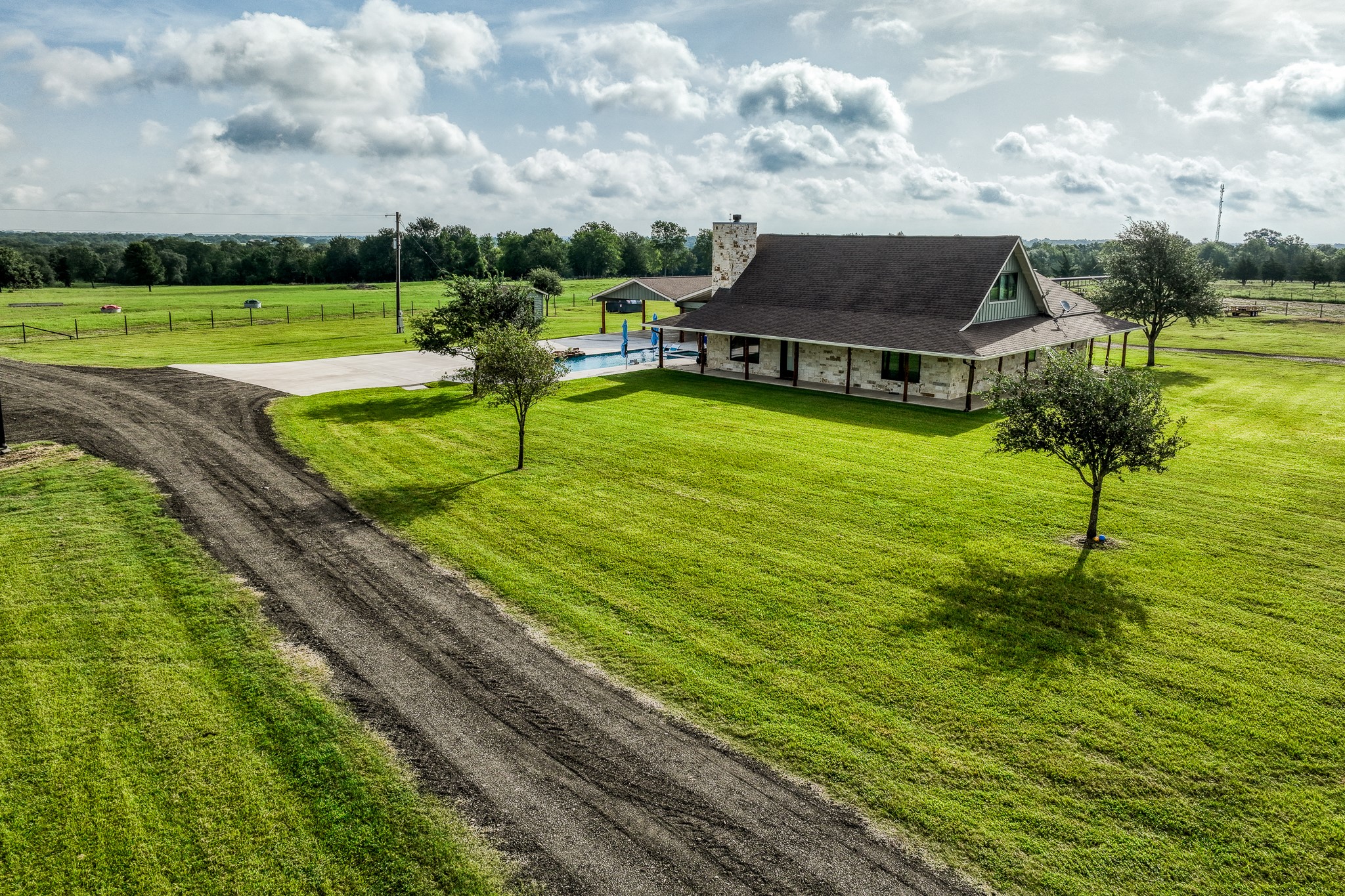 18581 William Penn Road Washington, TX 77880 - Photo 3 of 49 a view of a house with a big yard
