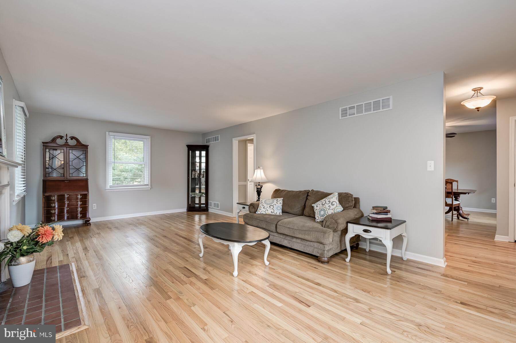 414 Edgewater Road Pasadena, MD 21122 - Photo 15 of 40 Large 23' living room!