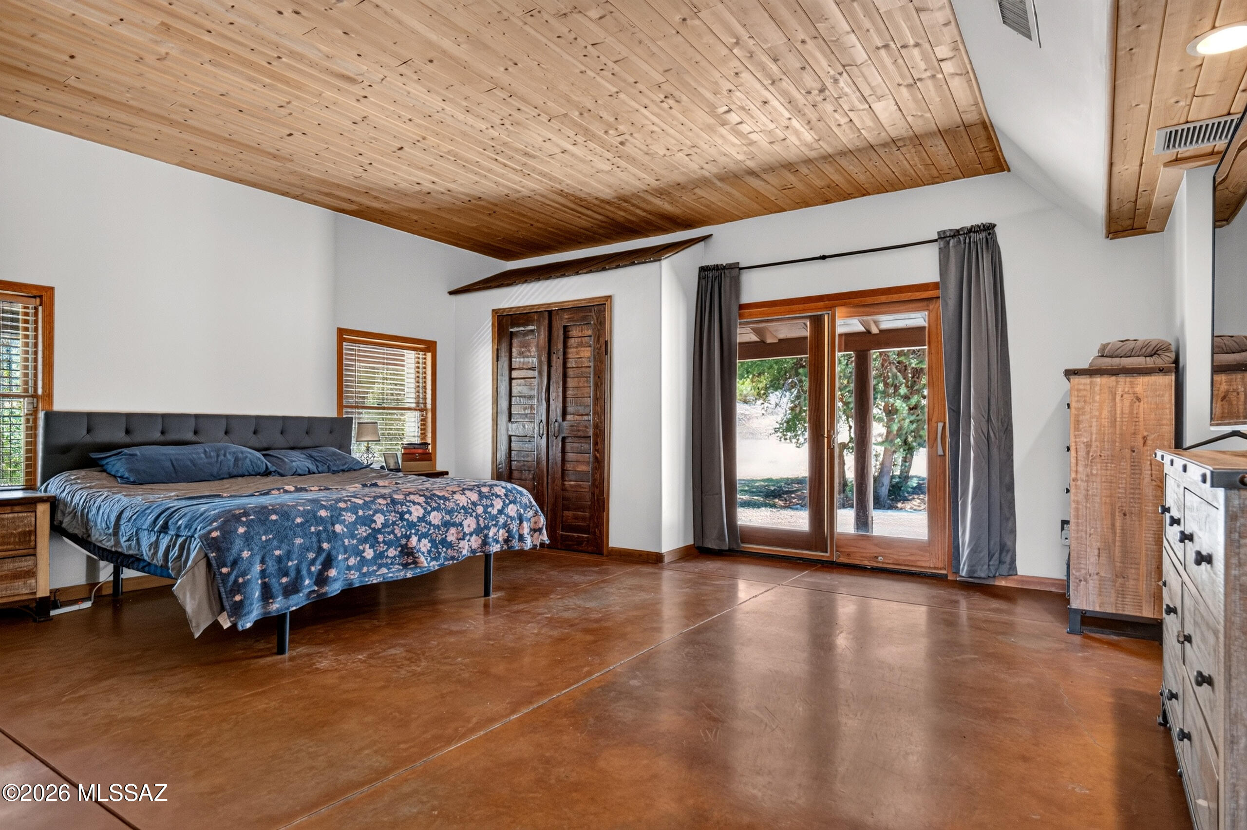 531 South Cody Loop Road Oracle, AZ 85623 - Photo 32 of 38 a spacious bedroom with a large bed and a couch