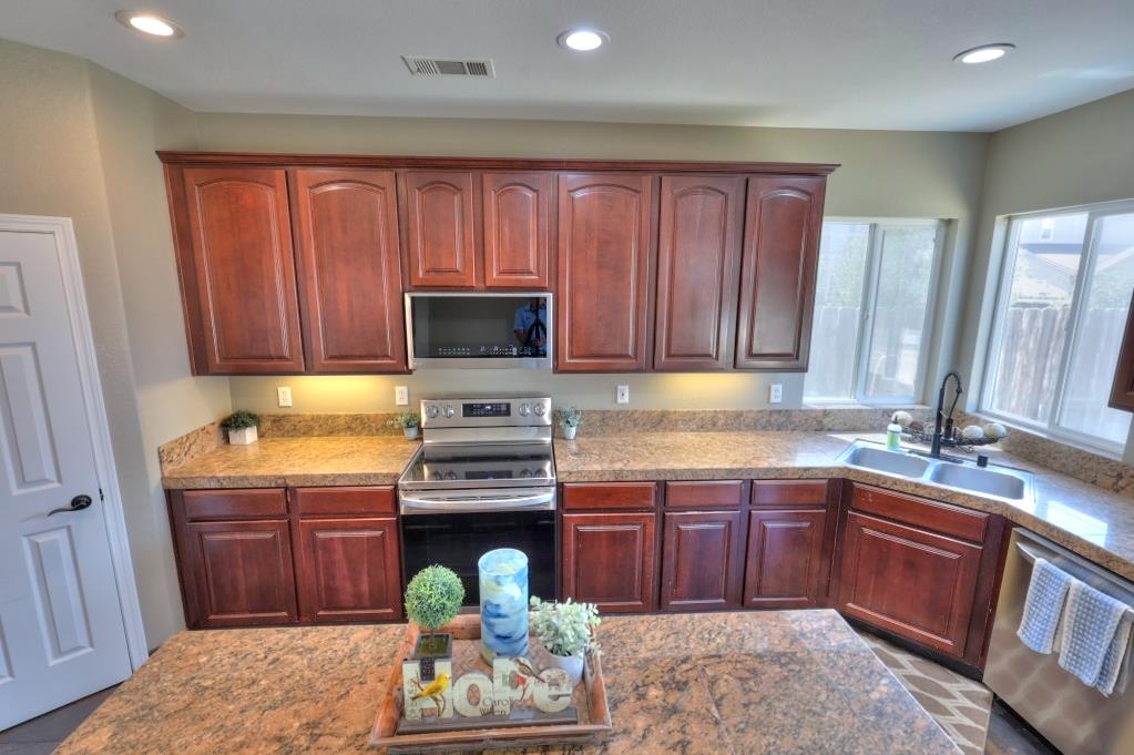 6801 Varni Way Hughson, CA 95326 - Photo 18 of 70