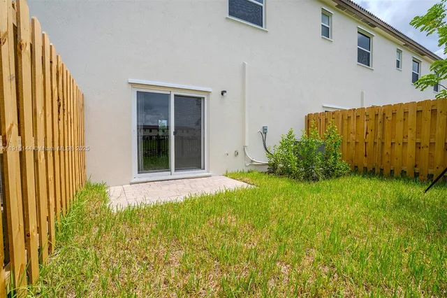 a view of a backyard with pathway