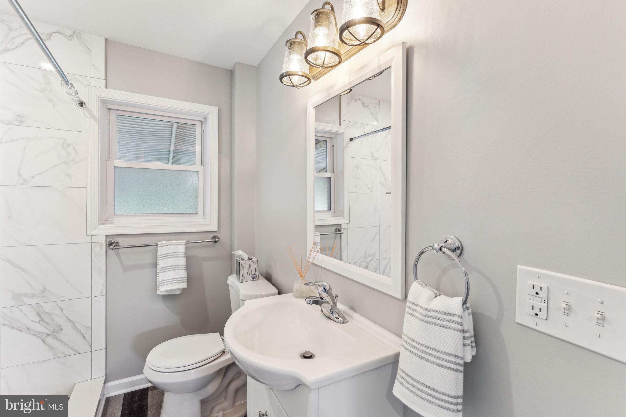 320 Rutledge Avenue Folsom, PA 19033 - Photo 9 of 19 1stfloor full bath