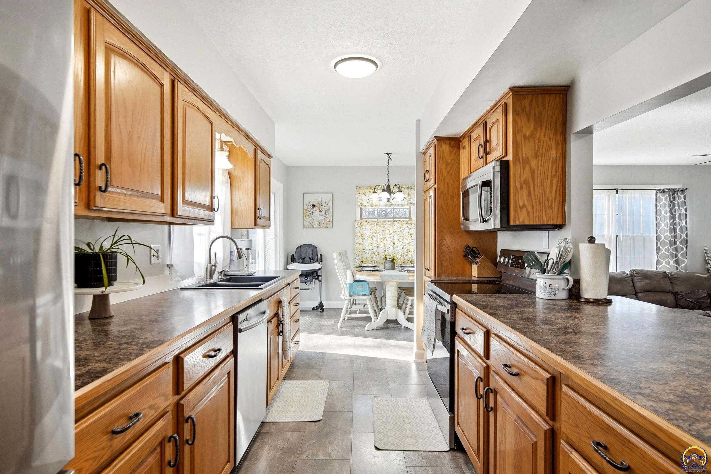 5213 Southwest 32nd Street Topeka, KS 66614 - Photo 4 of 19