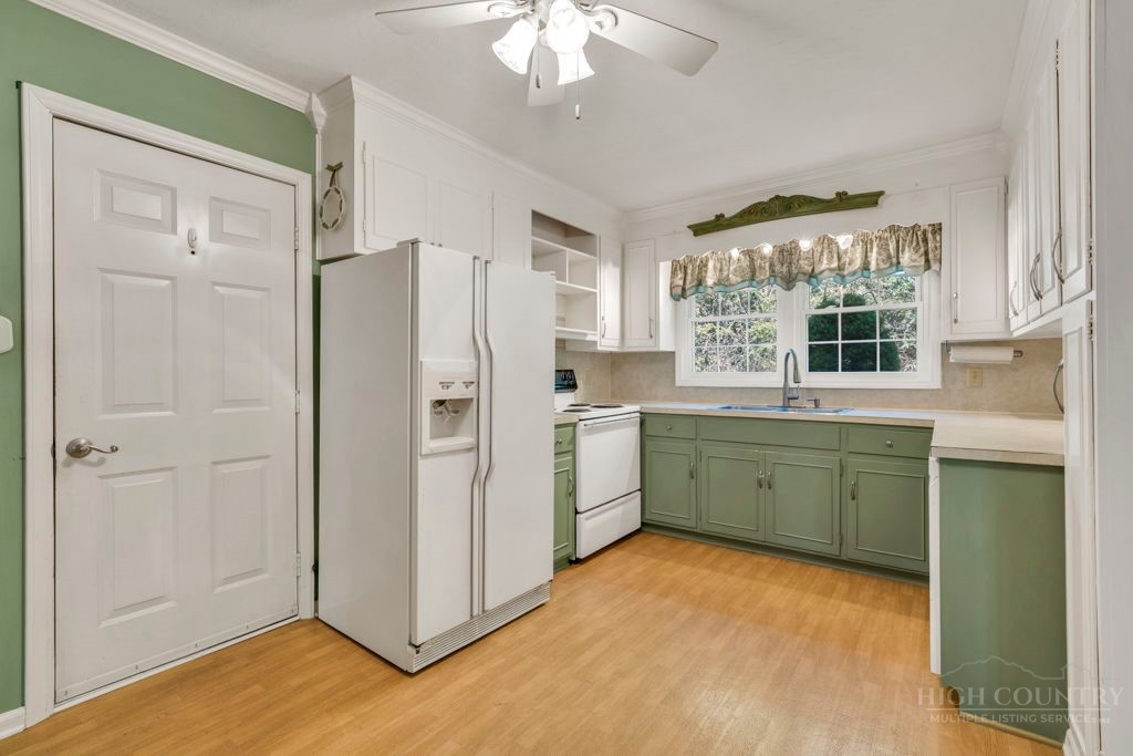 143 Chandy Street Boone, NC 28607 - Photo 3 of 33
