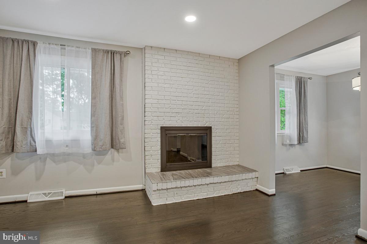 454 Manor Road Arnold, MD 21012 - Photo 6 of 36 Wood Burning Fireplace
