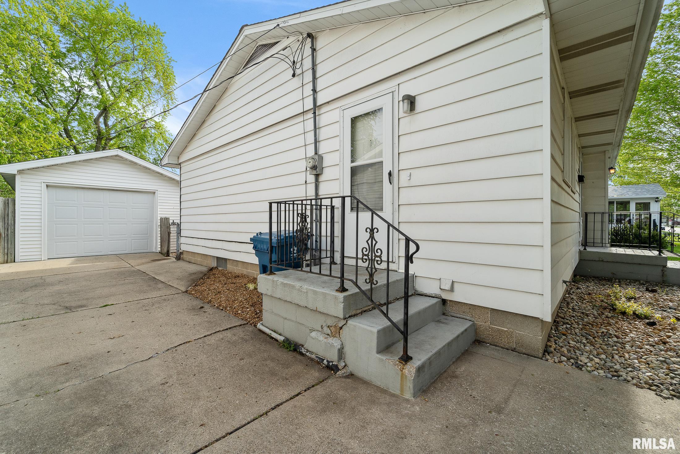2225 Ramsey Road Springfield, IL 62702 - Photo 4 of 32