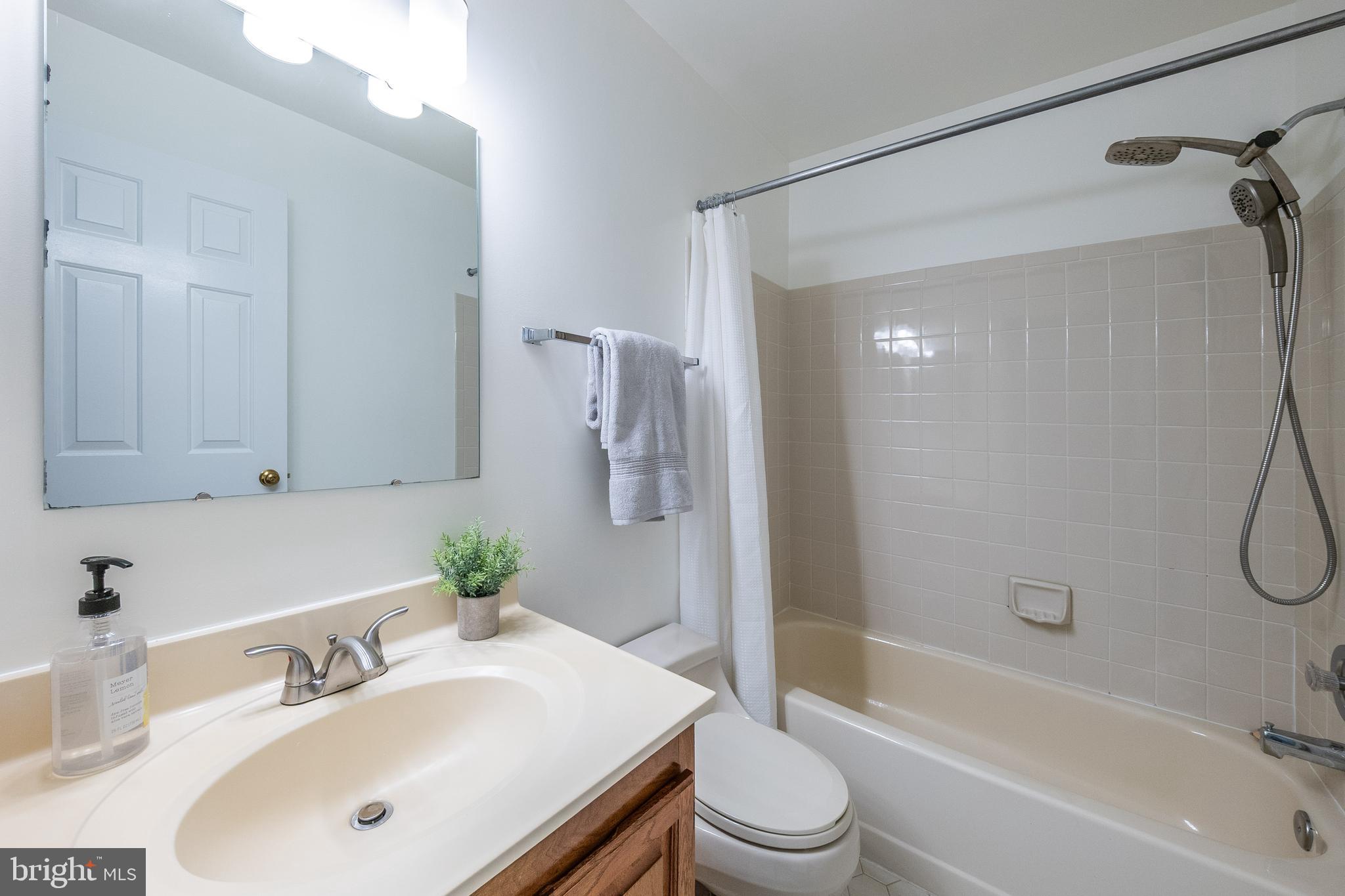 8174 Cliffview Avenue Springfield, VA 22153 - Photo 33 of 55 Full hall bath on 2nd floor