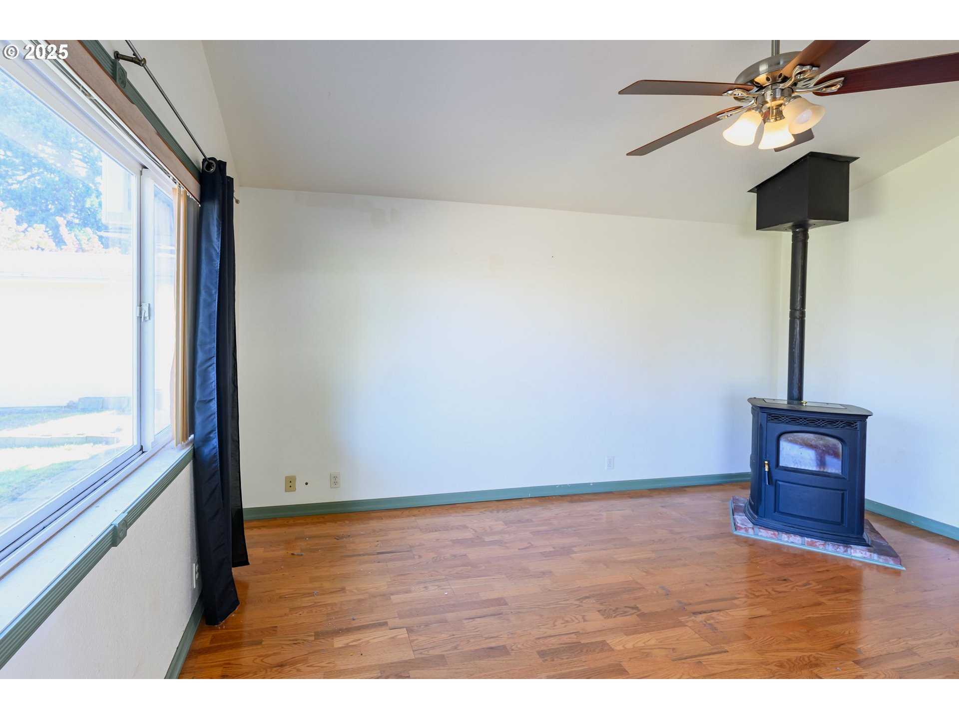3854 Jasper Road Springfield, OR 97478 - Photo 16 of 33 a view of an empty room and a window