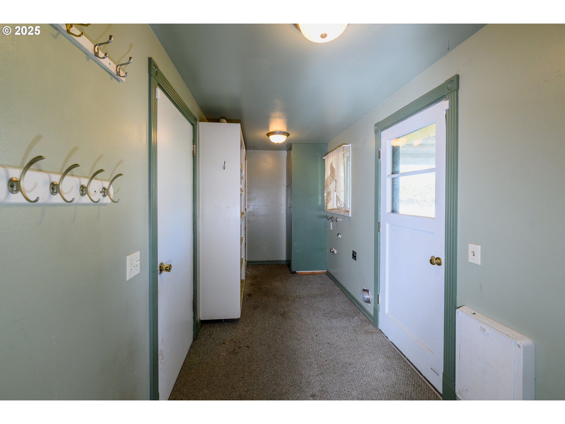 3854 Jasper Road Springfield, OR 97478 - Photo 18 of 33 a view of a bathroom