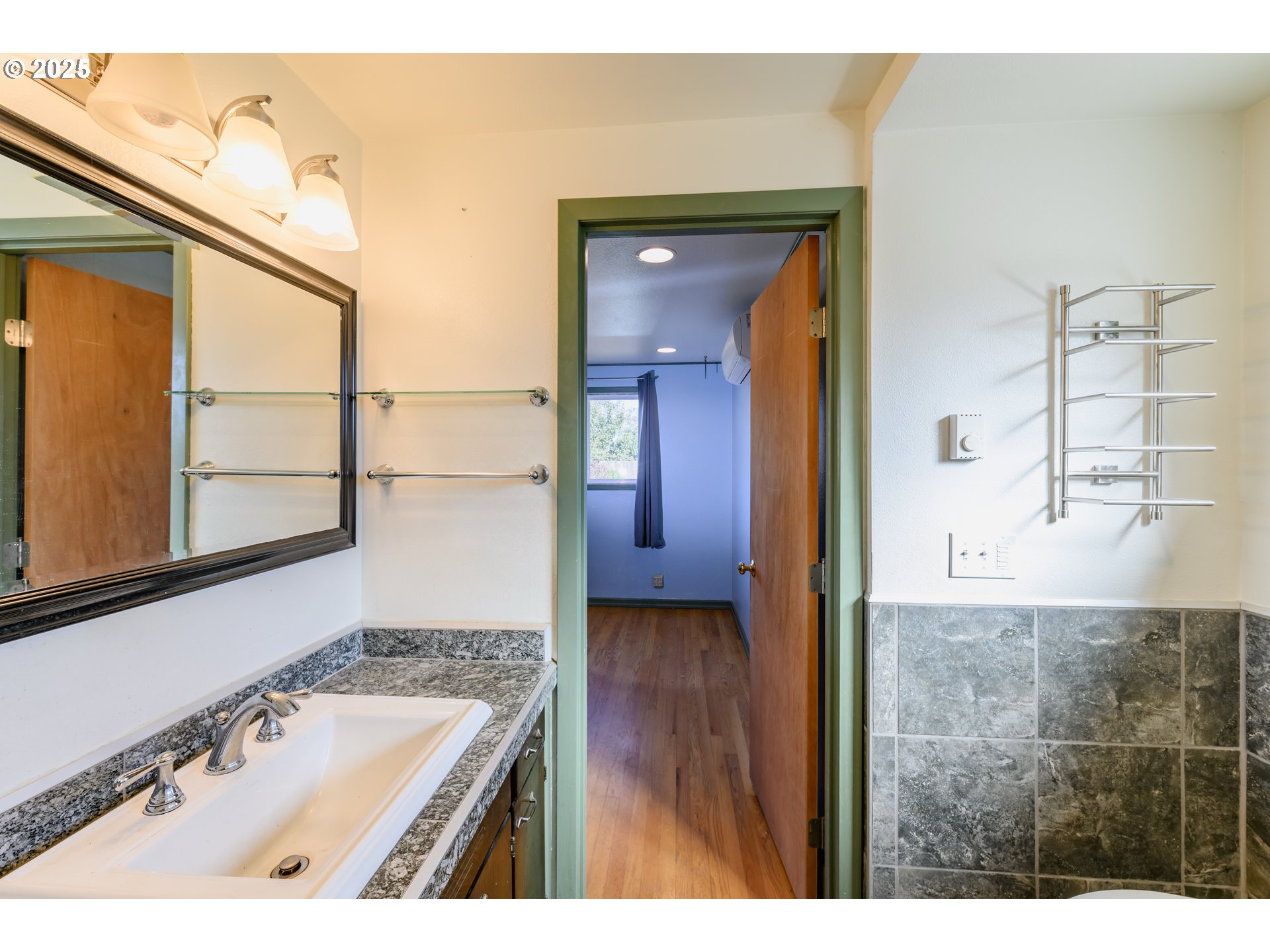 3854 Jasper Road Springfield, OR 97478 - Photo 21 of 33 a bathroom with a tub sink and mirror
