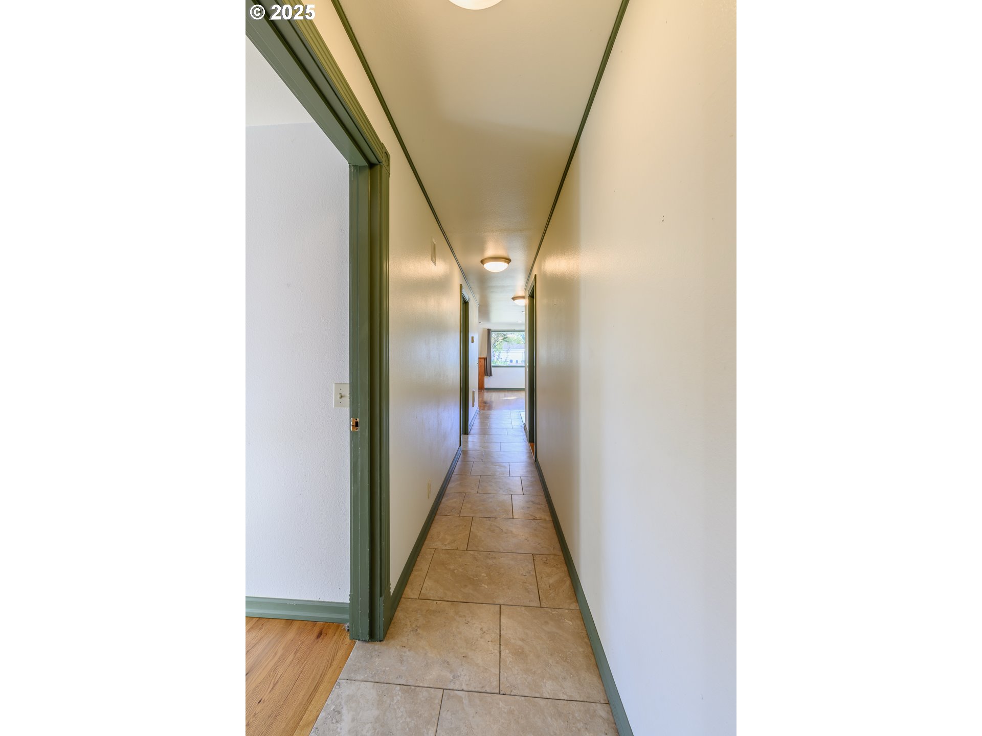 3854 Jasper Road Springfield, OR 97478 - Photo 28 of 33 a view of a hallway with a white walls