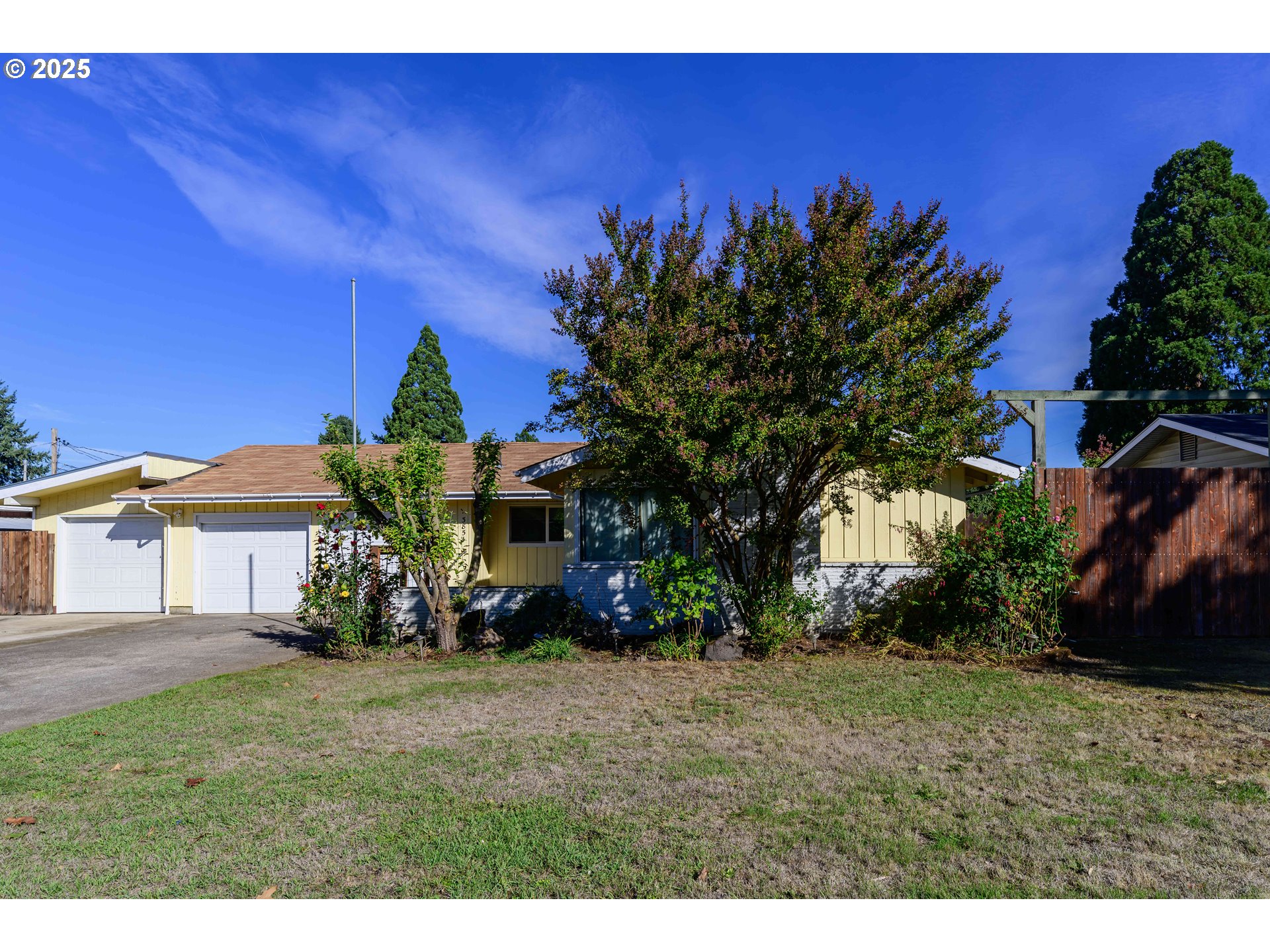3854 Jasper Road Springfield, OR 97478 - Photo 29 of 33 a front view of a house with a yard