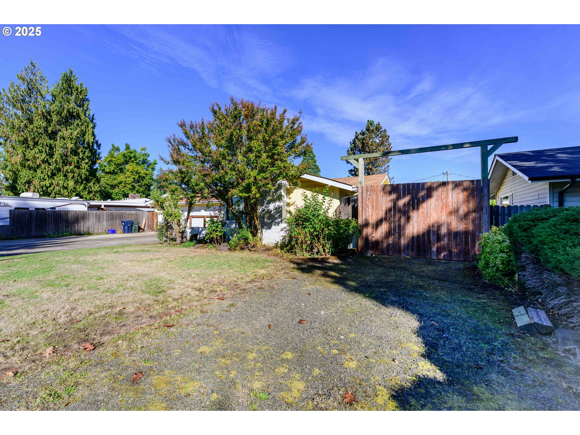 3854 Jasper Road Springfield, OR 97478 - Photo 33 of 33 a backyard of a house with lots of green space