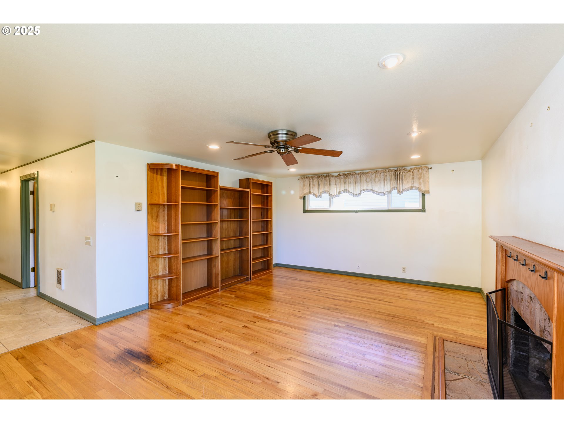 3854 Jasper Road Springfield, OR 97478 - Photo 7 of 33 a view of a livingroom with wooden floor